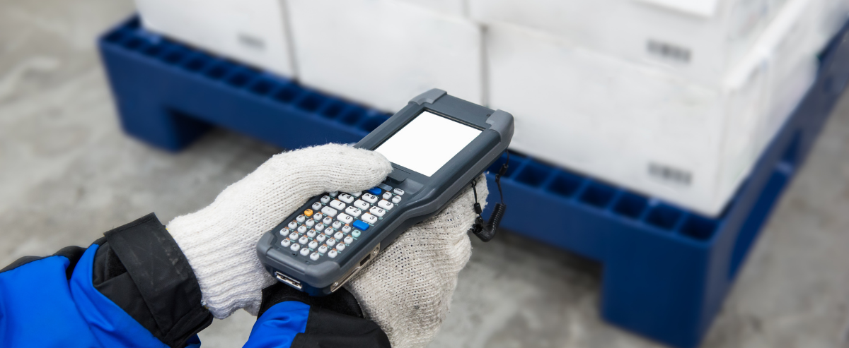 Cold storage with freezer scanner